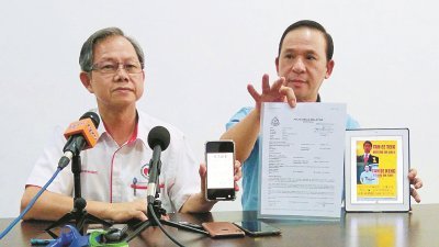 陈怡庆（右）强调本身与哥哥陈怡德的生意没有任何关系，要求收账员停止骚扰他及家人，左为李文材。
