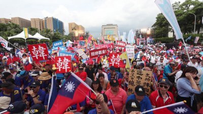 台湾国民党周日下午在台北凯道举办“反铁笼公投，凯道大会师”活动，以反对近日落实的公投法修法，现场有大批国民党支持者齐聚，气氛热烈。