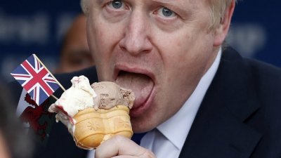 约翰逊上周六在威尔士南部卡迪夫的巴里岛展开竞选活动期间，品尝当地的冰淇淋。