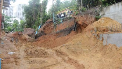 4名缅甸籍工友正在失落天堂度假村进行工程，遭突然崩塌的挡泥墙活埋。
