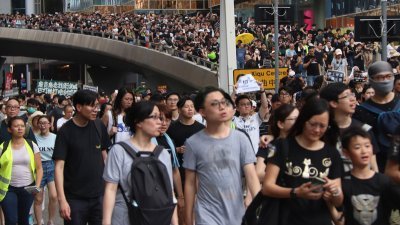 香港网民周日发起“反送中”游行，地点是针对中国游客最多的尖沙咀旅游区，大批民众响应参加，人数较预期多。
