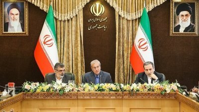 伊朗原子能组织（AEOI）发言人卡莫尔万迪（左起）、伊朗政府发言人阿里拉比和副外交部长阿拉奇，周日在德黑兰召开记者会，宣布提高铀浓缩纯度。