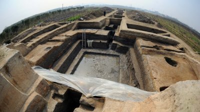 这是在发掘中的良渚古城遗址。