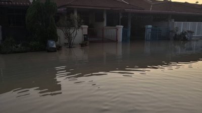 水位上升，造成居民彻夜难眠，时时刻刻关注水位，担心南马大水灾重演。