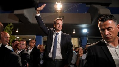 笃定当选希腊新总理的米佐塔基斯，周日晚在雅典新民主党总部外向支持者挥手致谢。