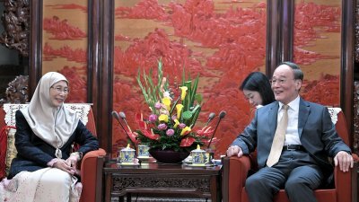 旺阿兹莎（左）在中国国家政务办公处会晤中国国家副主席王岐山，两人言谈甚欢。