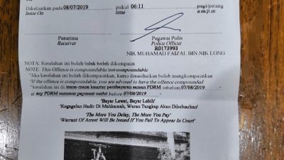 一名网民在面子书专页张贴一张罚单，指把脚车置放在车顶，而被警方以“危险运载物品”开罚单。