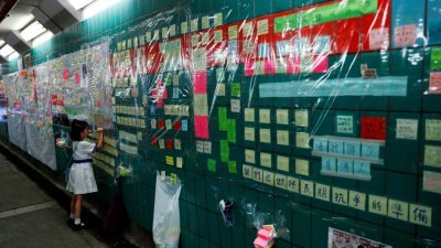 香港市民表达心意的“连侬墙”，从金钟政府总部外一路延伸至沙田、观塘、大埔等社区近50个地方，都有连侬墙贴满市民的便利贴。