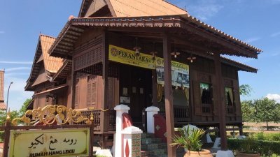 以汉都亚义兄弟命名的马来传统高脚屋，都是汉都亚村的展览馆之一。