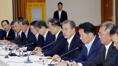 韩国总统文在寅（右4）周三早上邀请韩国经济界主要人士座谈，共商日本对韩出口管制的应对方案。