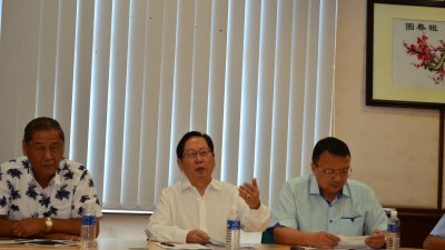 刘利民（中）在砂拉越华校董事联合会总会召开新闻发布会，左起为署理主席拿督包章文及秘书长蔡文铎律师。
