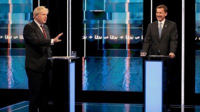 一同争取首相大位的英国前外交部长约翰逊（左）和现任外交部长亨特，在曼彻斯特出席独立电视台（ITV）的辩论会，针对脱欧议题唇枪舌战。