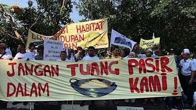 近200名渔民周四步行到国会展开和平请愿，要求政府取消槟南填海计划及霹雳挖沙活动，以维护渔民权益。