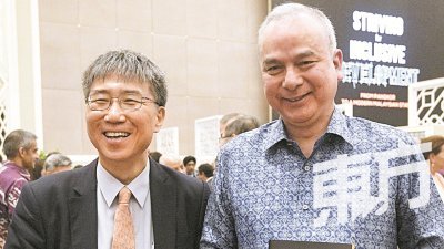 纳兹林沙殿下（右）历时20年完成《包容性的发展：从邦咯到现代化的马来西亚》著作，而韩裔著名经济学者张夏准（左）特地赴马推介此书。（摄影：伍信隆）