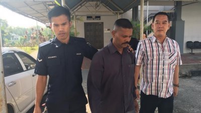 法庭警员将2名被告白毛李来成（右1）与古马兰（右2）押离法庭前往缴交罚款。