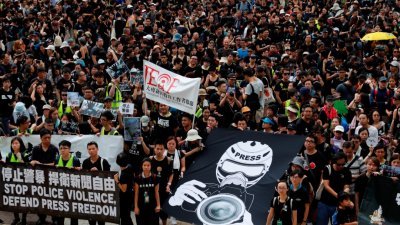 香港7个传媒工会和组织发起静默游行，要求政府和警方正视警员使用武力和暴力阻止传媒工作的问题。