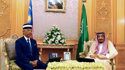 大马国家元首苏丹阿都拉（左）到沙地阿拉伯进行3天访问，期间与该国国王萨勒曼交流。
