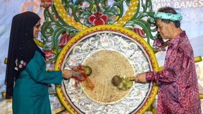 莫哈末丁（右起）周日协同妻子拿汀扎里娜，为2019年吉兰丹文化艺术节鸣鼓主持闭幕仪式。