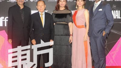 第三届《马来西亚国际电影节》评审团主席拉吉库马尔希拉尼（左起）、荣誉会长金东虎、主席吴佩玲、李心洁、和大使布朗巴拉勒（Bront Palarae）为电影节开幕。