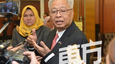 依斯迈沙比里澄清，巫统班底谷区部无意在区部大会期间驱赶非马来媒体，一切只是误会。（摄影：颜泉春）