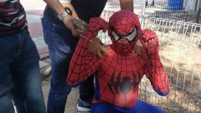 “蜘蛛侠”在甲州被移民局官员逮捕，被网民疯传。