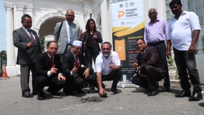 安南（前排左起阿）、罗查理、佳日星和德夫古玛，于周一展示槟州首个智能停车系统。