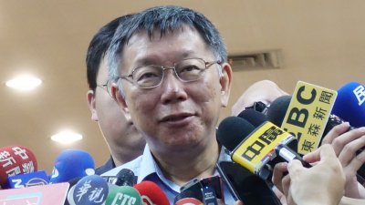 台北市长柯文哲周一被传媒包围追访时表示，将先听其他参选人想法，再决定下一步。