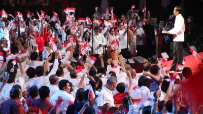 佐科誓言彻底改革官僚体系，发展印尼人力资源，排除外资投资障碍，获得民众热烈回响。