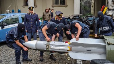 意大利警方近日在北部各城市的极端右翼组织成员住所进行突击搜查。周日竟在都灵一个机场的机库内查获一枚3.54公尺长和性能良好的空对空导弹，相信被捕人士意图把导弹出售。