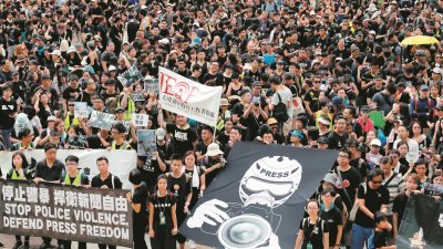 香港政府虽搁置修订《逃犯条例》，但对警方的不满及中港矛盾的抗议活动，依然有来。图为7月14日由新闻界发起的游行，要求警方尊重新闻自由。