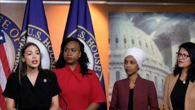 遭特朗普发表种族歧视言论攻击的4名民主党女众议员——科尔特斯（左起）、普莱斯利、奥马尔和特莱布，当地时间周一在国会山庄举行记者会。