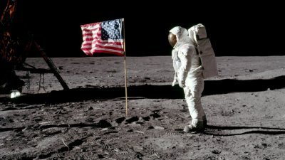 1969年7月20日，太空人奥尔德林与插在月球上的美国国旗拍照。奥尔德林是继阿姆斯特朗后第2位踏足月球的人类，但也是登上别的星球后返回踏上地球的第一人。