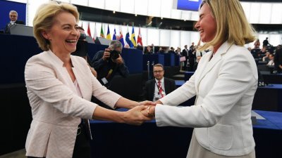 冯德莱恩（左）当选为欧盟委员会主席后，欧盟外交与安全政策高级代表莫盖里尼祝贺她。