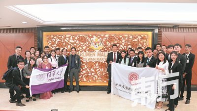 居銮国会议员黄书琪（前排右6）在国会走廊，与到访的北京大学马来西亚校友会及清华大学马来西亚校友会成员一起合照。（摄影：曾钲勤）    