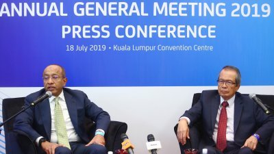 丹斯里沙里尔（左）与主席拿督韩查巴卡出席股东大会后的记者会。