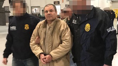 恶名昭彰的墨西哥毒枭古斯曼，在周三被纽约法院判处终身监禁，并被追讨126亿美元赃款。图为古斯曼在2017年被引渡至美国受审。