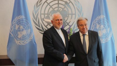 伊朗外交部长扎里夫（左）到美国纽约的联合国总部，与联合国秘书长古特雷斯会晤。