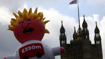 体型巨大且模样滑稽的“约翰逊宝宝”气球，周六飘荡在英国伦敦市中心的空中，其身上还写著带有讽刺意味的数字。英国首相选举投票于当地时间周一结束，胜选者将在周二公布。