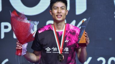 天道酬勤！29岁的中华台北一哥周天成6次出征印尼赛，终于拿到首个超级1000级别赛事冠军.。