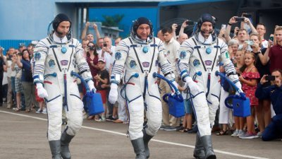 摩根（左起）、斯克沃尔佐夫与帕尔米塔诺周六穿上太空服，准备启程前往国际太空站。