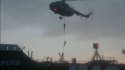 伊朗发放士兵扣押英国油轮“史丹纳帝国”号的过程片段，几名戴著头套、手持机枪的士兵从直升机垂降而下，登上“史丹纳帝国”号甲板。