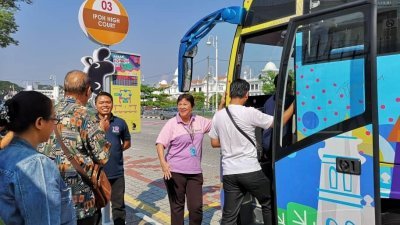 林秀玲（右2）周末也亲自登上怡保Hoho观光巴士，为游客解说怡保的历史点滴。