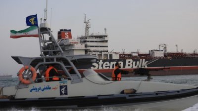 伊朗官方通讯社最新发放照片显示，目前被扣押在伊朗阿巴斯港的英国油轮“史丹纳帝国”号已换上悬挂伊朗国旗，伊朗革命卫队一艘快艇在附近巡逻。