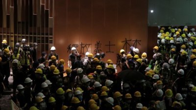 示威者于7月1日冲入后大肆破坏设施，包括向立法会主席位置喷漆连香港区徽亦被喷黑。