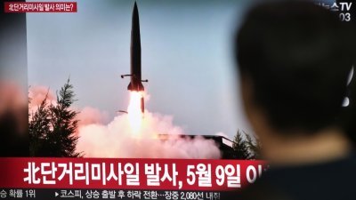 朝鲜时隔两月再向东部海域发射了导弹，挑起邻国韩国和日本的神经。这是一名首尔火车站的途人，驻足观看有关的电视新闻报导。而新闻画面展现的是5月4日朝鲜发射的导弹。