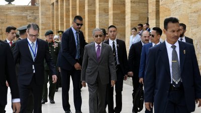 马哈迪（中）官访土耳其第二天，参观土耳其首任总统凯末尔的墓园。