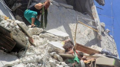 里哈姆位于伊德利卜的家，在空袭中倒塌.只有5岁的里哈姆身陷砾废墟中，她那只有7个月大的妹妹只有衣服勾在木板上，摇摇欲坠。里哈姆奋力伸手拽著即将坠地的妹妹，她们的父亲也著急试图救出孩子。这触目惊心的画面，体现出战争中的残酷。