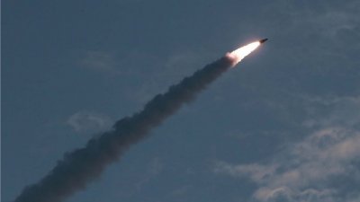 这是朝鲜官媒朝中社周五发布的新型导弹试射划过天际的图片。报导指金正恩对导弹性能非常满意。