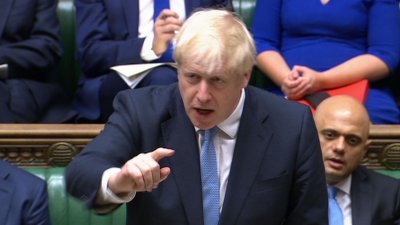约翰逊首次以英国首相身份，在议会发表讲话。他对脱欧维持一贯态度，重申无论如何都会在10月31日带领英国离开欧盟。
