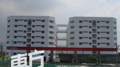 苏莱妮指峇都茅员工宿舍虽然在肉眼看起来是2栋楼，但其实是属于一栋楼罢了，因为两者间有桥梁衔接。